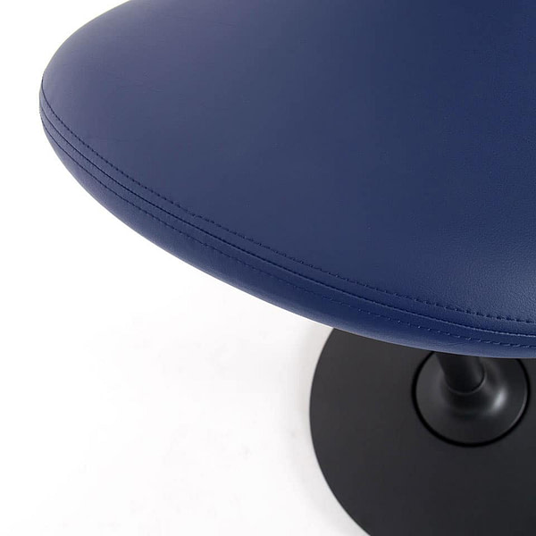 detailbild eines arzthocker praxishocker sattelhocker sattelstuhl sattelsitz lento modell sella 360 grad drehbar