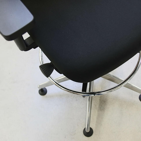 detailbild von sitz fussring und standfüssen von lento buerstuhl ohne rollen tresenstuhl counterstuhl hochstuhl made in germany