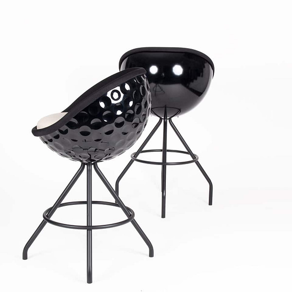 bild von zwei barhockern golfball design balldesign golfstuhl schwarz von lillus lento modelle art und eagle für die hochwertige Hoteleinrichtung ladenbau