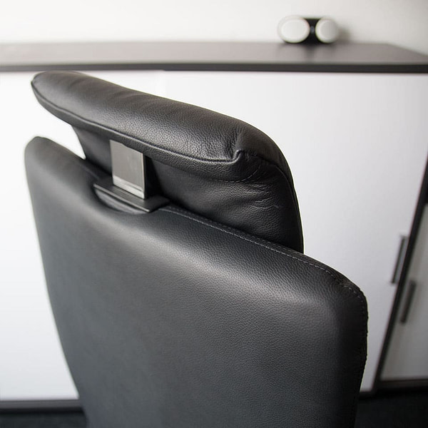 Detailbild der Kopfstütze für Bürostuhl in Übergröße für besonders schwere oder große Menschen in Echtleder schwarz von lento