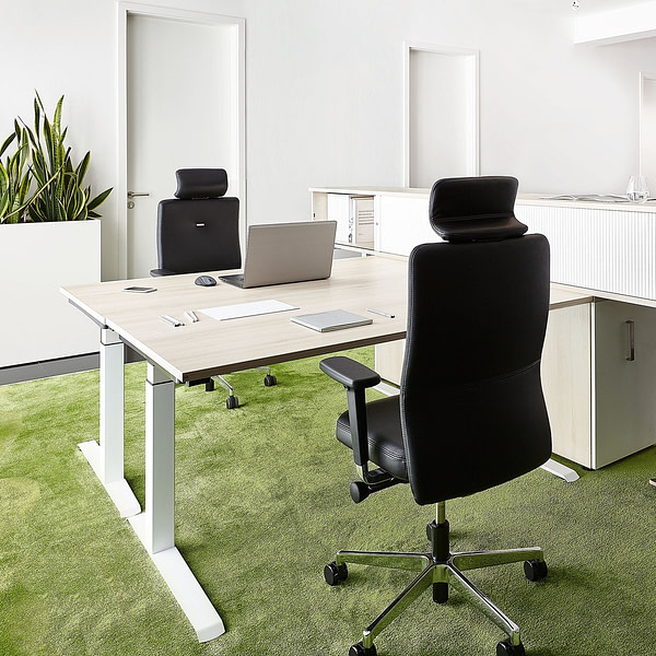 Bild zu lento Chefsessel Bürostuhl mit Kopfstütze in Echtleder schwarz am Doppelarbeitsplatz