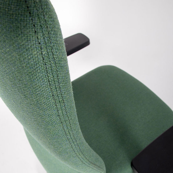 Detailaufnahme von lento ergonomischer Bürostuhl grün agilis in Stoff