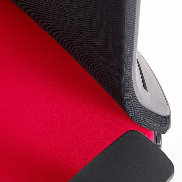 Detailbild des Buerostuhls Matrix Hoch ergonomisch geformt mit transparenten Netzbezug in schwarz