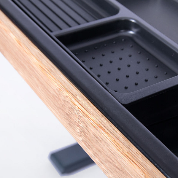 Detailaufnahme von Schublade Slim Tray mit Bambusleiste am Schreibtisch - Schreibtischzubehör lento