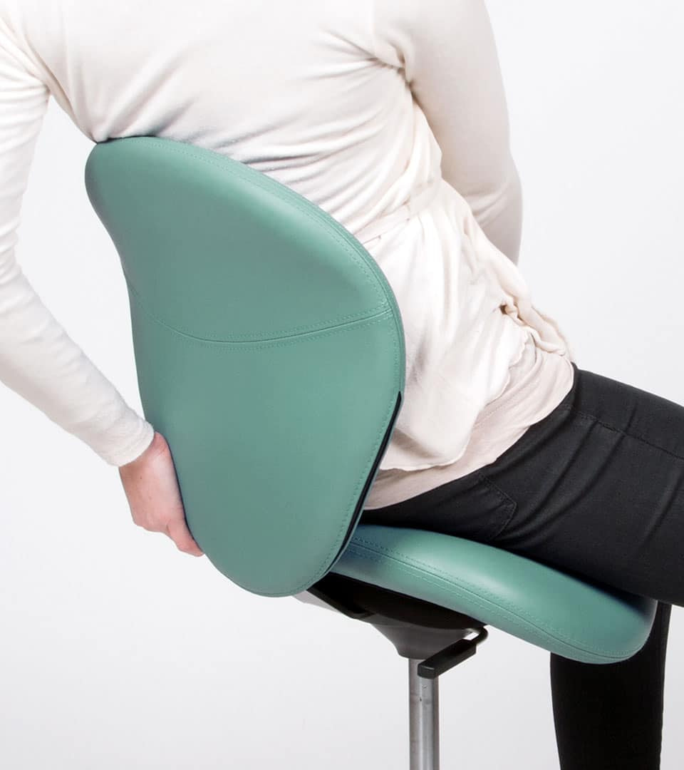 Bild einer Frau auf einem arzthocker praxishocker sattelhocker sattelstuhl von lento modell sella in kunstleder
