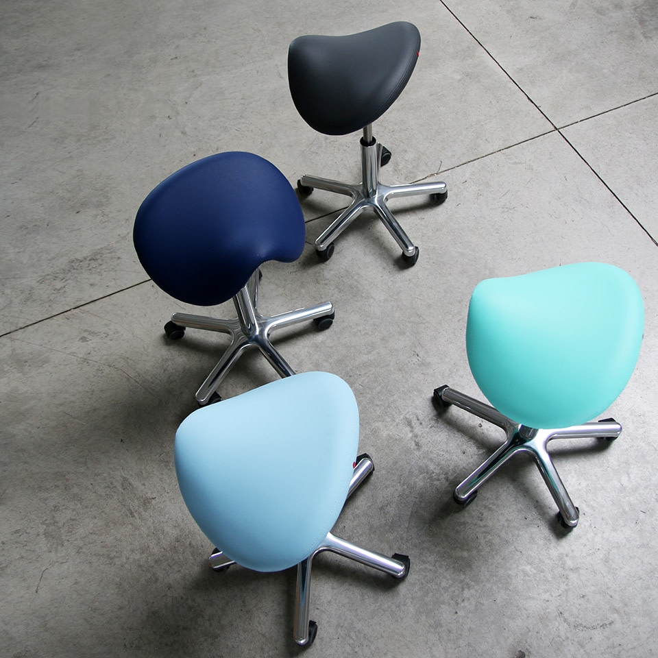 Gruppe von lento Sattelstühlen: Sattelstuhl blau, grün und schwarz, ideal geeignet als Arzthocker Praxishocker