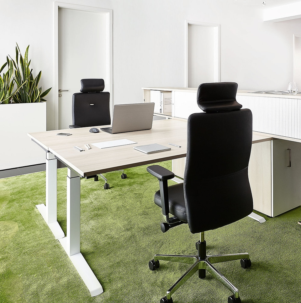 Bild zu lento Chefsessel Bürostuhl mit Kopfstütze in Echtleder schwarz am Doppelarbeitsplatz