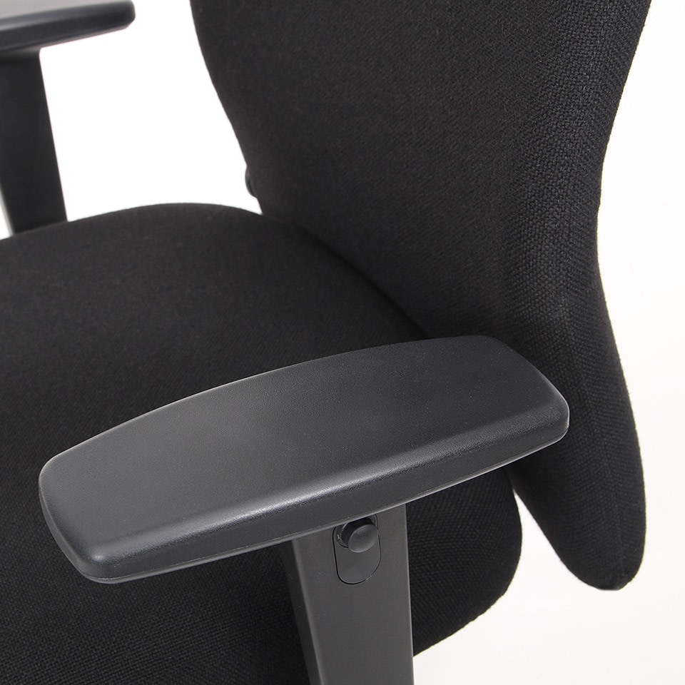 Detailbild von einem ESD Schreibtischstuhl aus leitfaehigen schwarzen Stoff mit Armlehnen verstellbar ergonomischer Werkstattstuhl fuer den Arbeitsplatz die Werkstatt und Industrie direkt vom Hersteller