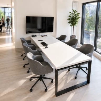 Ergonomische Drehstühle mit Armlehnen und Wippfunktion in Beige in einem hellen Büro, Konferenztisch mit sechs Stühlen in Draufsicht und Bildschirm für ein Meeting, direkt vom Hersteller lento