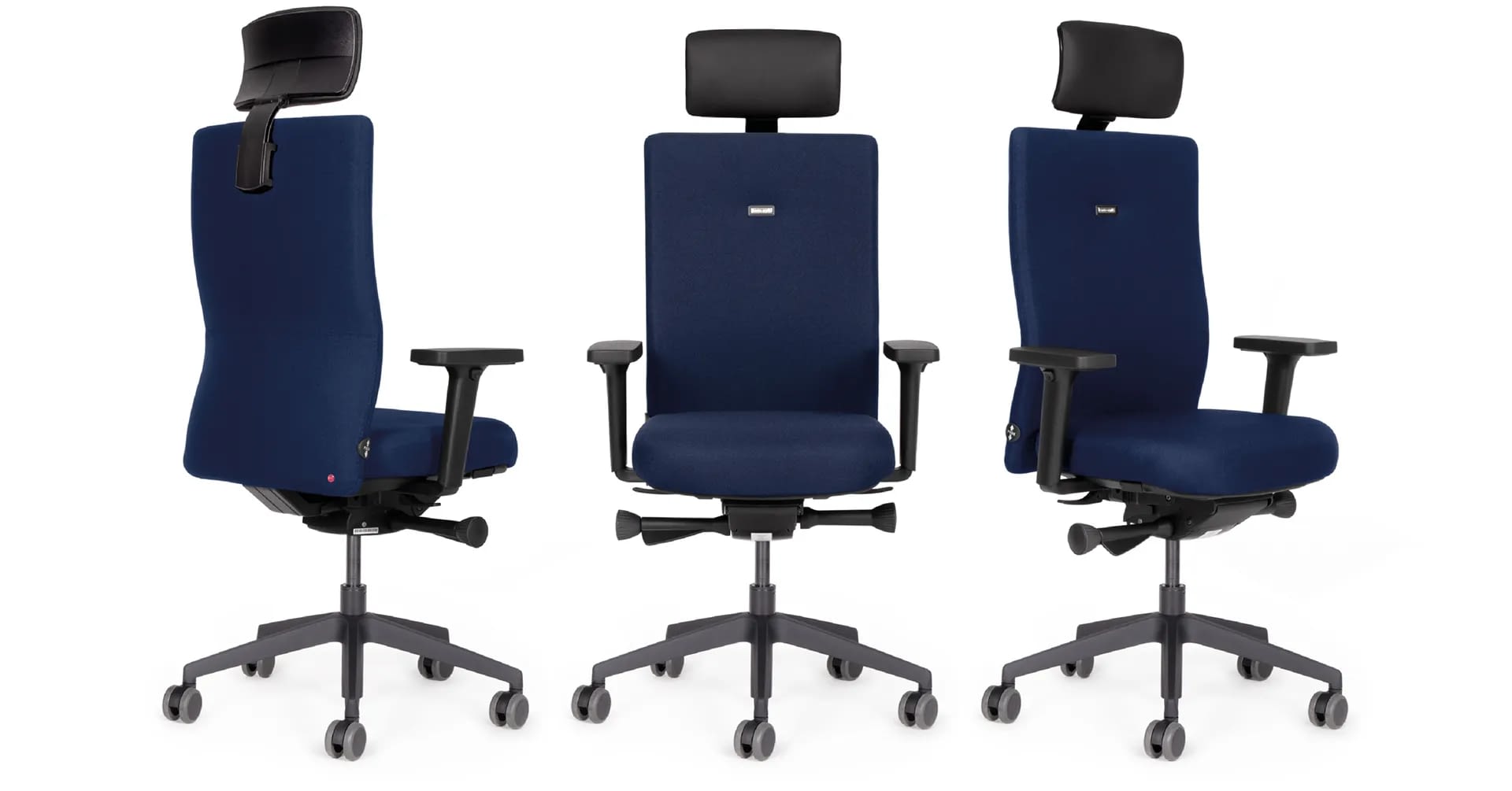 Dreifache Produktansicht des ergonomischen Bürostuhls agilis eco mit Kopfstütze in blau in Front-, Perspektiv- und Rückansicht, die das Gesamtdesign des Modells zeigt.