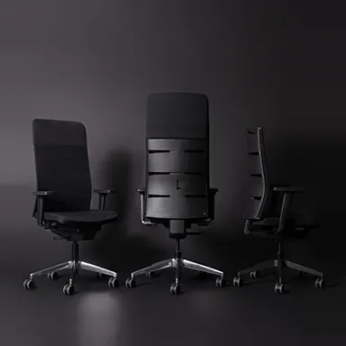 Design Bürostuhl agilis matrix schwarz in drei Varianten und Sitzpositionen vor dunklem Hintergrund, individualisierbarer hochwertiger Bürostuhl von lento