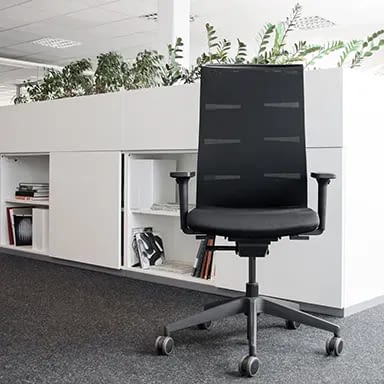 Design Bürostuhl agilis matrix start-up schwarz im Büro vor Schrank mit Büchern und Pflanzen, hochwertiger ergonomischer Bürostuhl von lento