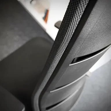 Im Detailausschnitt ist die Rückenlehne des ergonomischen Bürostuhls agilis matrix schwarz in seitlicher Ansicht aufgenommen.