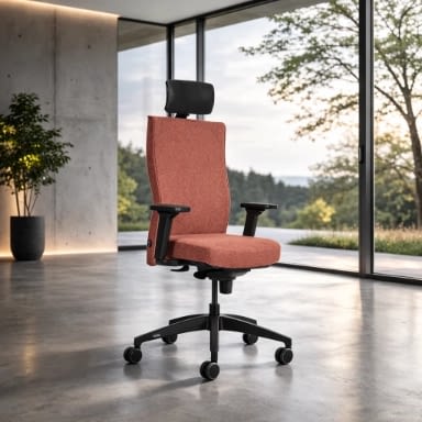 Ergonomischer Bürostuhl mit Kopfstütze agilis genesis in koralle im Fokus, große Fensterfront mit Blick auf die Natur, Hersteller lento