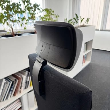 Detailaufnahme der Kopfstütze des ergonomischen Bürostuhls lento agilis genesis Edition in schwarzem Kunstleder während einer Bewegung.