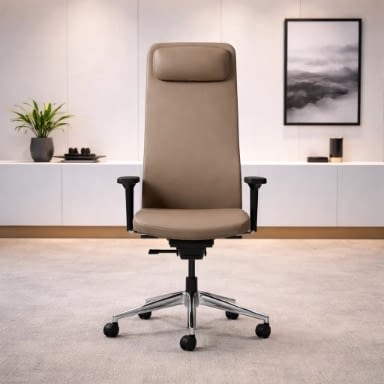 Der ergonomische Bürostuhl agilis matrix aus Echtleder mit gepolstertem Nackenkissen steht im Vordergrund, im Hintergrund ein weißes Board mit Pflanze und Wanddekoration.