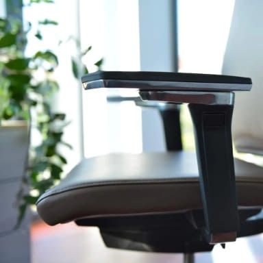 Im Detail wird die Executive-Armlehne des Chefsessels agilis matrix aus echtem Leder hervorgehoben.