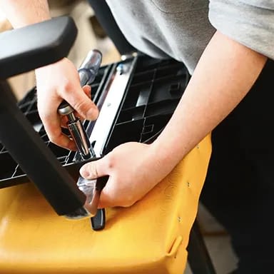 Bürostuhl Hersteller lento ergonomischer Bürostuhl agilis bei der Montage der Armlehne