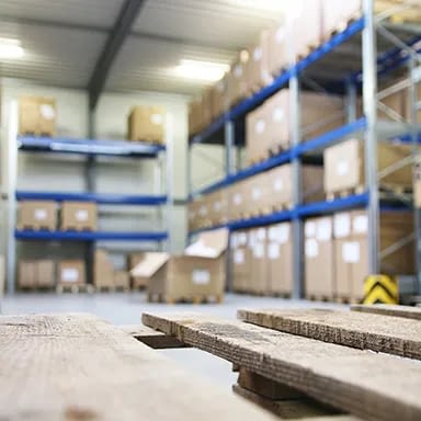 Bürostuhl Hersteller: Lager mit Regalen, Paletten und Kisten gefüllt mit Material für Bürostühle Hersteller lento