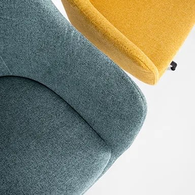 Bürostuhl ohne Rollen, Konferenzstühle Nahaufnahme der Polsterung in Blau und Gelb, darunter Drehstühle und Besucherstühle Hersteller lento