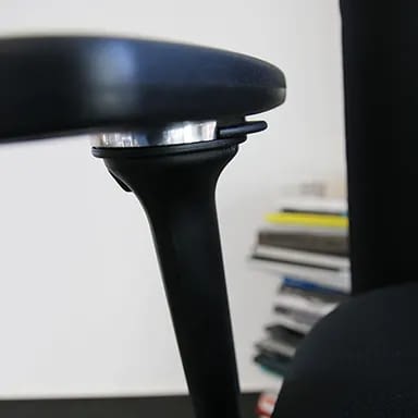 Bürostuhl XXL: Detailansicht der Armlehne des ergonomischen agilis Bürostuhls in schwarz Hersteller lento