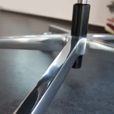 Bürostuhl für Übergewichtige, Schwerlaststuhl: Fußkreuz aus Aluminium des ergonomischen agilis XXL Bürostuhls in Schwarz Hersteller lento