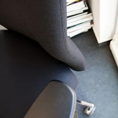 Bürostuhl für Übergewichtige: Nahaufnahme des Stoffes des ergonomischen agilis XXL Bürostuhls in Schwarz Hersteller lento
