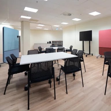 Meetingraum mit Tisch, Stühlen und Akustik-Trennwänden – komplette Einrichtung mit Büromöbel Leasing