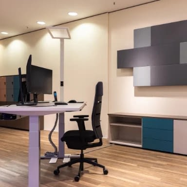Einzelarbeitsplatz mit agilis matrix ergonomischem Bürostuhl, höhenverstellbarem Sitz-Stehschreibtisch und Stehlampe – komplette Büroeinrichtung mit Büromöbel Leasing