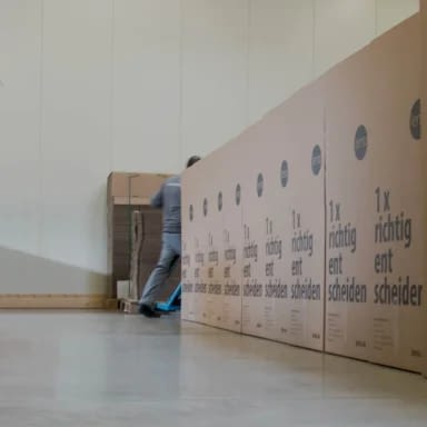 Bürostuhl testen fertig montiert vom Hersteller Bürostuhl-kartons in Reihe bereit zur Auslieferung lento