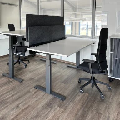 Bürostuhl am Doppelarbeitsplatz testen agilis matrix mit Netzrücken schwarz, Sitz-Stehschreibtisch und Akustik Trennwand Hersteller lento