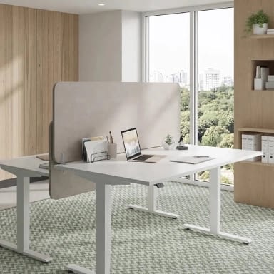 Höhenverstellbarer Schreibtisch elektrisch in weiß als Doppelarbeitsplatz mit beigefarbener Akustik Trennwand in heller Büroeinrichtung, Stehschreibtisch für ergonomische Arbeitsplätze im modernen Büro, Hersteller lento