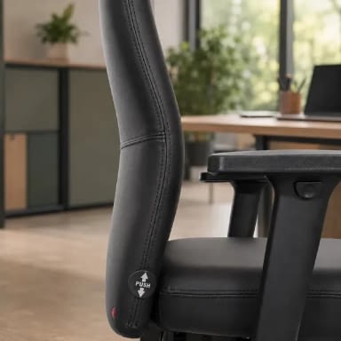 Als Detailbild zeigt sich der ergonomische Bürostuhl agilis comfort in Schwarz aus Echtleder mit Rückenlehne inklusive Push-Knopf und Armlehne.
