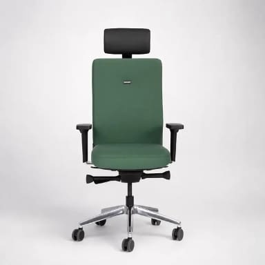 Frontal dargestellt ist der ergonomische Bürostuhl agilis comfort in grün mit Kopfstütze zu sehen.