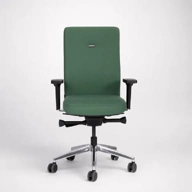 Der ergonomische Bürostuhl agilis comfort in Grün ist in Frontansicht vor einem neutralen Hintergrund dargestellt.