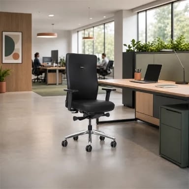 Seitenperspektive des ergonomischen Bürostuhls agilis comfort in Schwarz aus Echtleder im Büro.