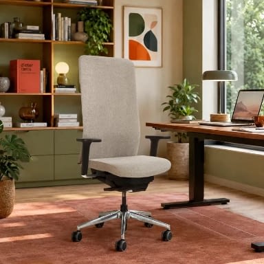 Im Arbeitsraum ist der ergonomische Bürostuhl agilis matrix comfort mit Wunschbezug in beige neben einem Schreibtisch positioniert.