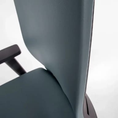 Der blaue Echtlederbezug des ergonomischen Bürostuhls agilis matrix befindet sich im Detailausschnitt.