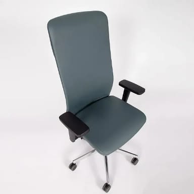 Die Lederoberfläche des ergonomischen Bürostuhls agilis matrix in blau befindet sich im Detailausschnitt.