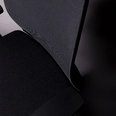 Die Netzrückenlehne des ergonomischen Bürostuhls agilis matrix in Schwarz ist im Detail mit ihrer Materialstruktur ausgeführt.