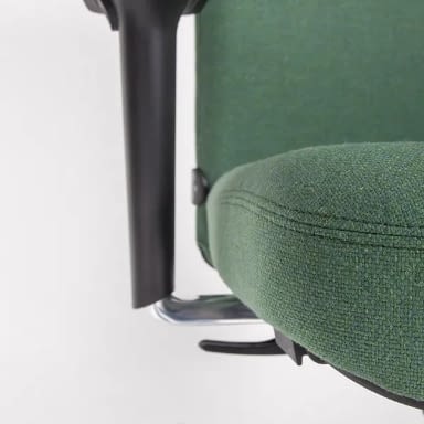Die Detailansicht des Bürostuhls agilis zeigt den Stoffbezug Main Line Flax aus Schurwolle und Flachsfasern.