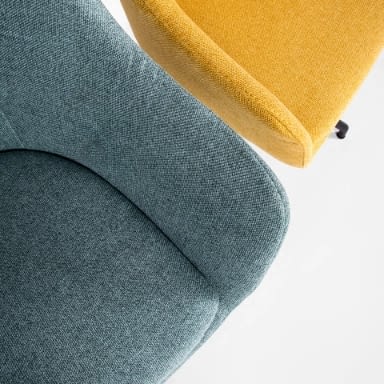 Konferenz- und Drehstühle in blau und gelb in Draufsicht, Fokus auf Polsterung und Stoffstruktur der Schalenstühle mit Armlehnen von lento