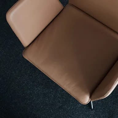 Konferenzstuhl mit Armlehnen in Echtleder calvados in Draufsicht, Fokus auf Lederstruktur direkt vom Hersteller lento