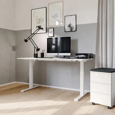 Höhenverstellbarer Schreibtisch elektrisch in weiß im Homeoffice mit Bildschirm, Schreibtischlampe und helle Büroeinrichtung, Stehschreibtisch für ergonomisches Arbeiten zu Hause, Hersteller lento