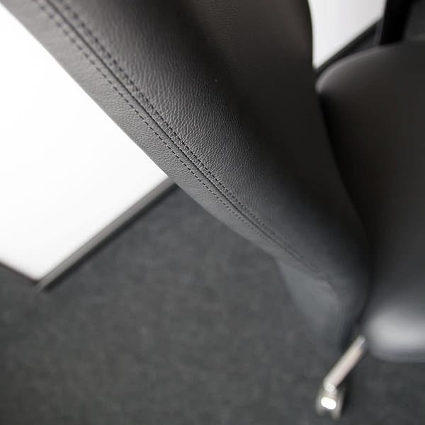Detailbild der extra hohen Rückenlehne für Bürostuhl in Übergröße für besonders schwere oder große Menschen in Echtleder schwarz direkt vom Hersteller lento