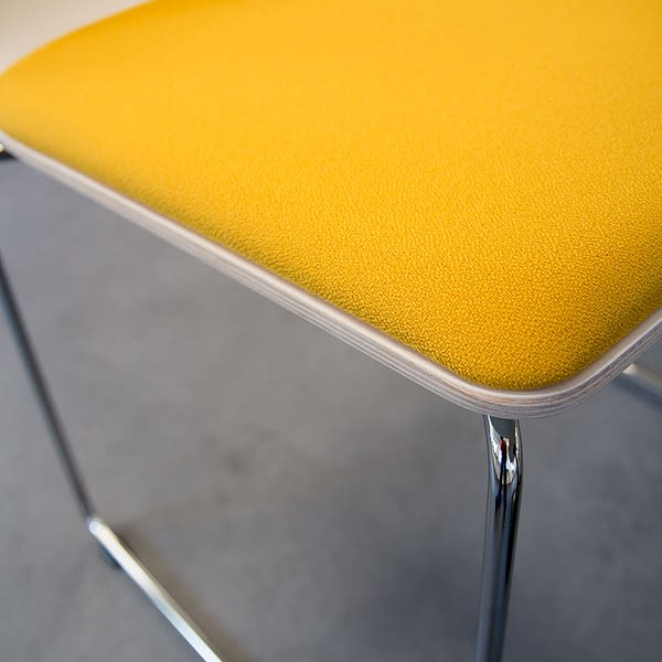 Detailbild Kufenstuhl mit farbigem Sitz zum Einsatz in Firmen Kantinen, Cafes oder Sozialraum
