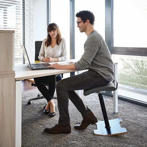 Stehhocker sella activa als Sitz-Stehhilfe mit quadratischer Sitzfläche grau und Bodenwippe Hersteller lento
