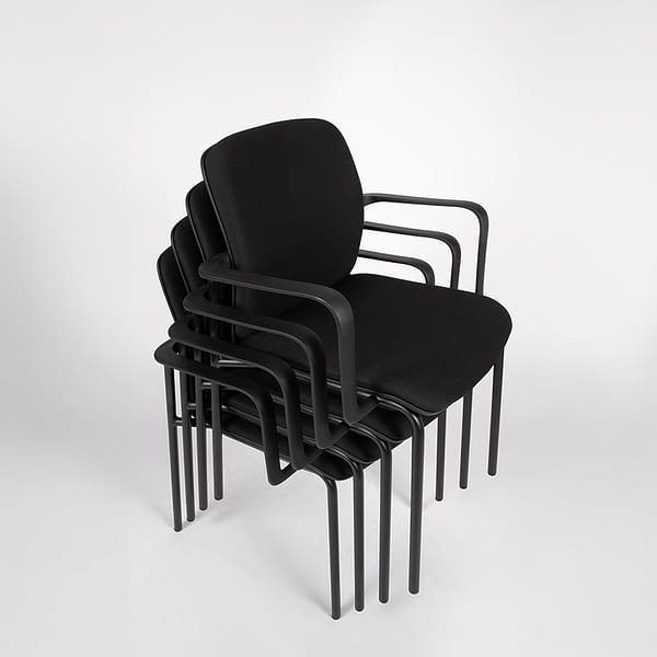 lento light ergonomischer Besucherstuhl / Konferenzstuhl mit Sitz- Rückenpad und Armlehnen schwarz auf einander gestappelt