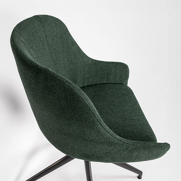 Bequemer Schalenstuhl in Grün – sitting smart cosy Konferenzstuhl mit niedriger Armlehne aus seitlichem Blickwinkel