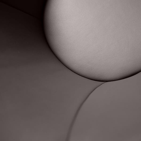 Detailaufnahme schalenförmige Konferenzstühle in dunkelbraunem Echtleder – hochwertig gefertigt in Deutschland